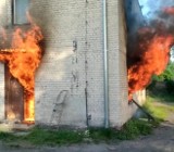Pożar, który wybuchł w budynku wielorodzinnym, gaszono w Łasku. Strażacy nie wykluczają celowego działania ZDJĘCIA