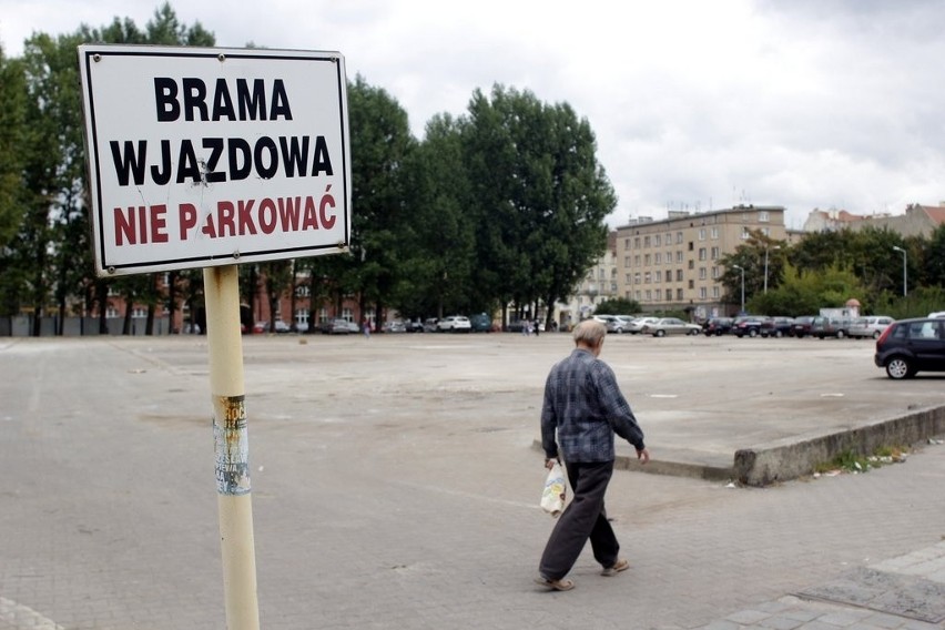 Dawny targ na Zielińskiego zamienia się w parking. A miasto chce na nim zarobić