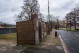 Poznań: Czy zniknie mur przy Collegium Iuridicum Novum? Studenci widzą w tym szansę, by łatwiej dojść z przystanku na uczelnię