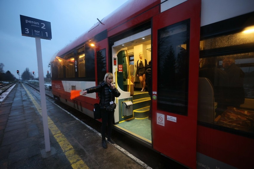 Pociąg metropolitalny jeździ na trasie Toruń Główny -...