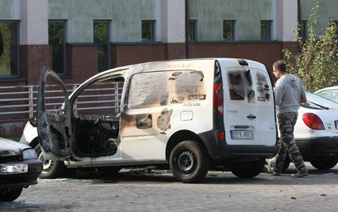 Piroman na Widzewie spalił sześć aut, uszkodził jeszcze cztery (zdjęcia)