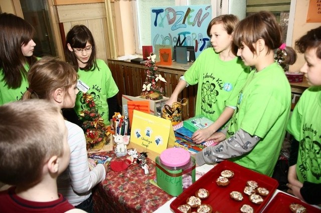 Wolontariuszki z 44 SP przez kilka dni sprzedawały ciastka i losy w wielkiej loterii. Zebrane pieniądze przekażą na Świąteczną Paczkę.