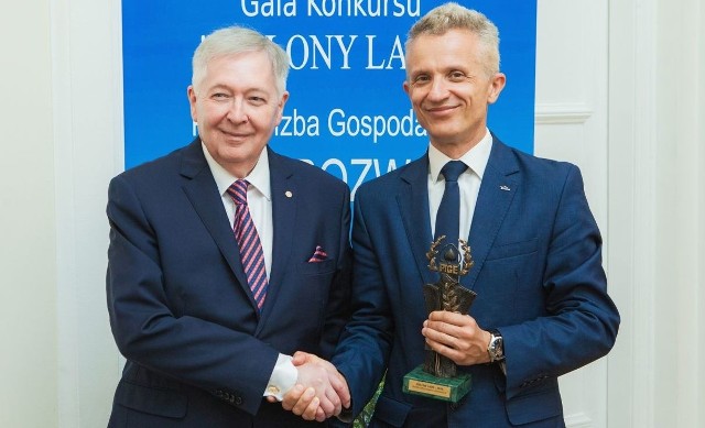 Krzysztof Figat, prezes Zarządu Enei Wytwarzanie (z prawej) i Marek Gromiec, przewodniczący Kapituły Zielonego Lauru.