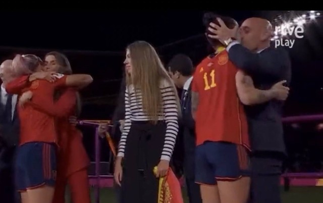 Sążnisty pocałunek reprezentantki Hiszpanii przez prezesa Królewskiej Hiszpańskiej Federacji Piłkarskiej Luis Rubiales może pozbawić go stanowiska