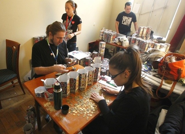 WOŚP w Szczecinie. Wolontariusze liczą pieniądze w sztabie.