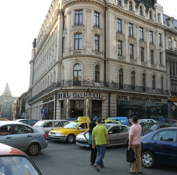 Paryż to czy&#8230; Bukareszt - można mieć wątpliwości.