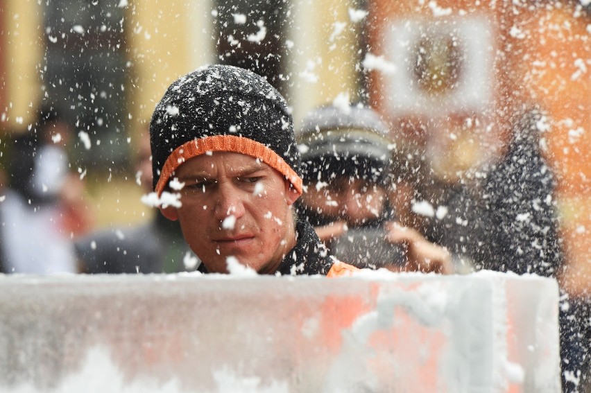 Poznań Ice Festival: Trwa maraton rzeźbienia w lodzie