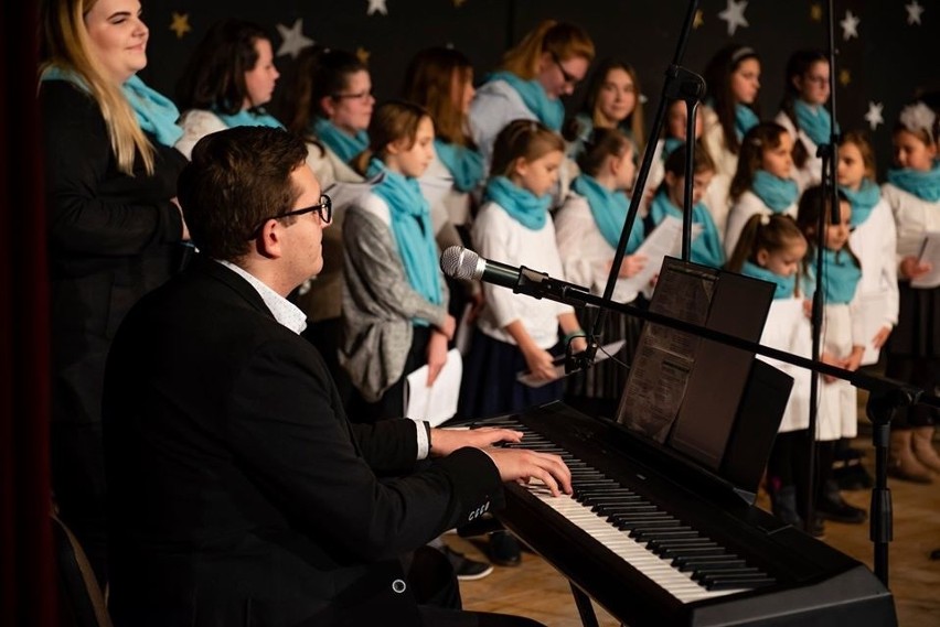 Koncert kolęd w Pawlikowicach. Tłoczno na scenie. Tłumy na widowni [ZDJĘCIA]