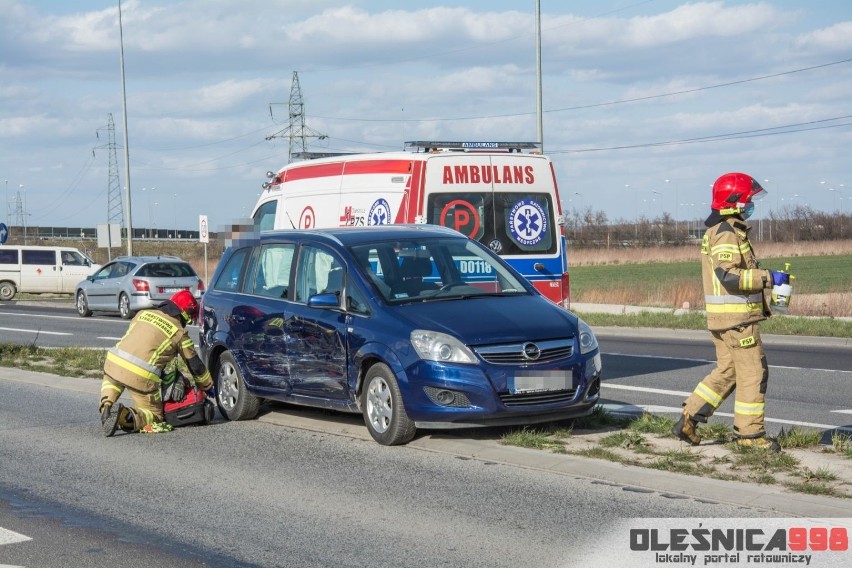 Wypadek w Oleśnicy. Zderzenie dwóch aut, jedna osoba ranna (ZDJĘCIA)