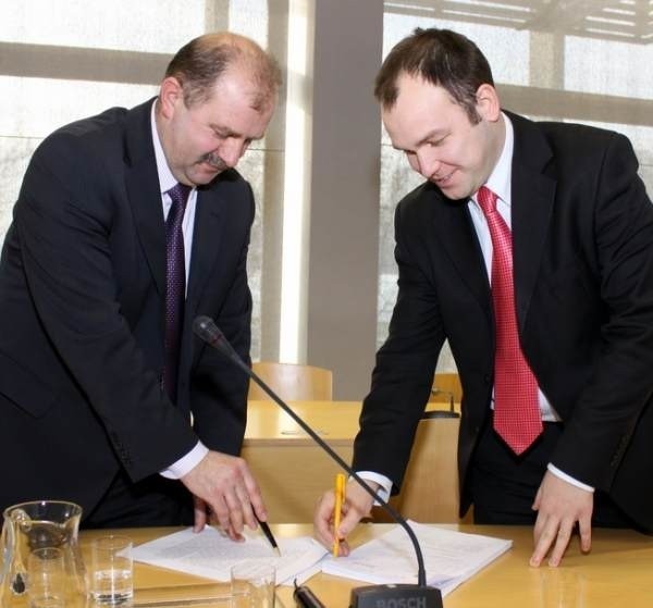 Posłowie Andrzej Buła (PO, z lewej) i Tomasz Garbowski (SLD) uczestniczą w pracach nad ustawą o sporcie.