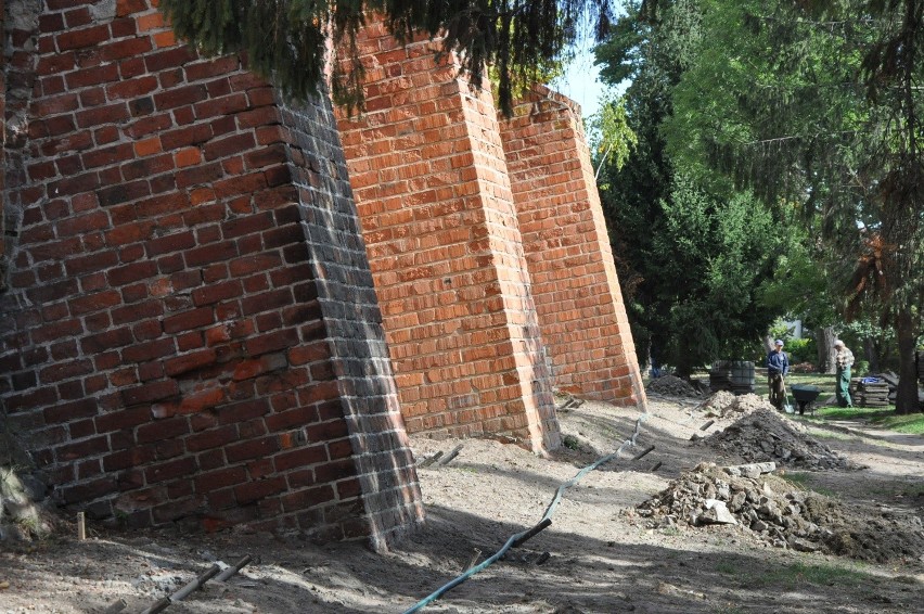 W tym roku wzmocniono fundamenty pod murami w Byczynie