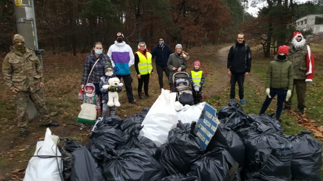 Kolejna akcja z cyklu "Sprzątanie z ciekawym człowiekiem" odbyła się w sobotę, 5 grudnia na Osowej Górze.