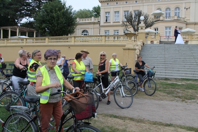 Około 20 osób zwiedzało okolice pokonując 25 km