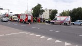 Wypadek na ul. Andersa. Samochód osobowy zderzył się z busem. Dwie osoby ranne [ZDJĘCIA]