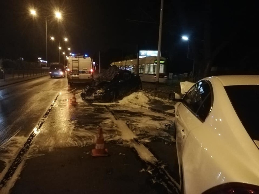 Wypadek na ul. Zgierskiej. Policja szuka świadków zderzenia volvo i opla ZDJĘCIA