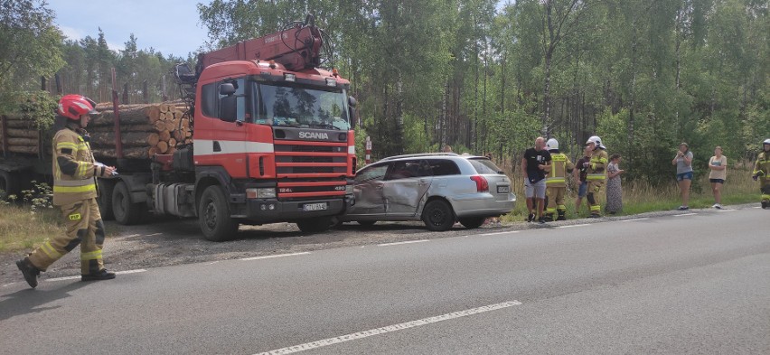 Zderzenie trzech samochodów na drodze z Chojnic do...