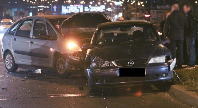 Samochody po zderzeniu wpadły na skręcającego na parking sklepu peugeota