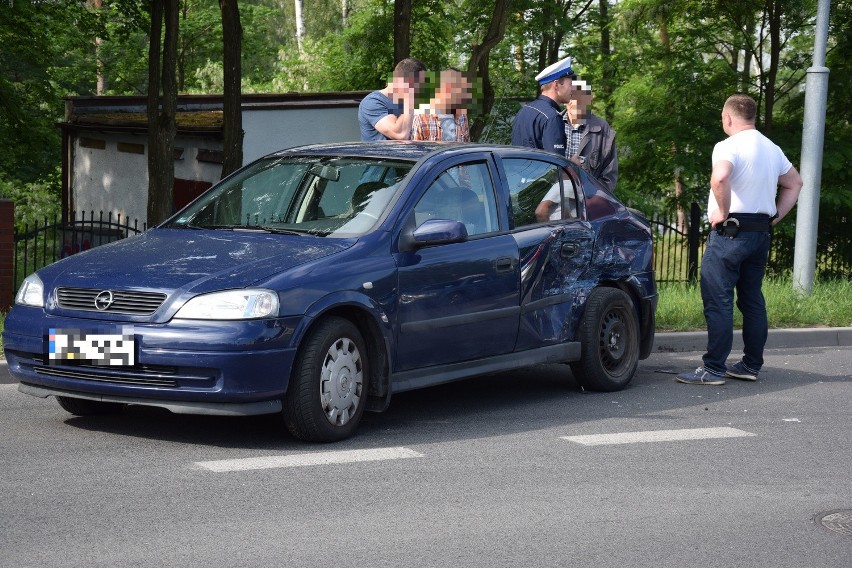 Zderzenie osobówki z dostawczakiem w Szczecinku (zdjęcia)