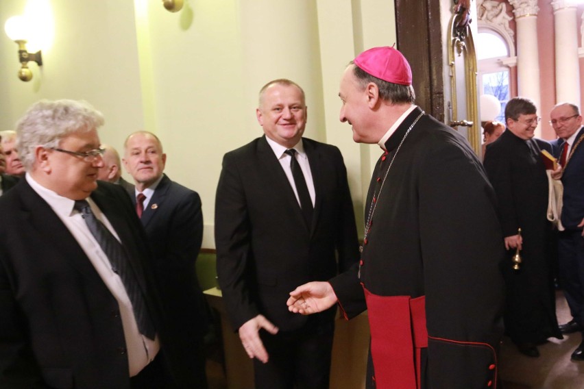 Sądeckiemu i Tarnowskiemu rzemiosłu pobłogosławił biskup tarnowski ks. Andrzej Jeż. Opłatkowe spotkanie w ratuszu