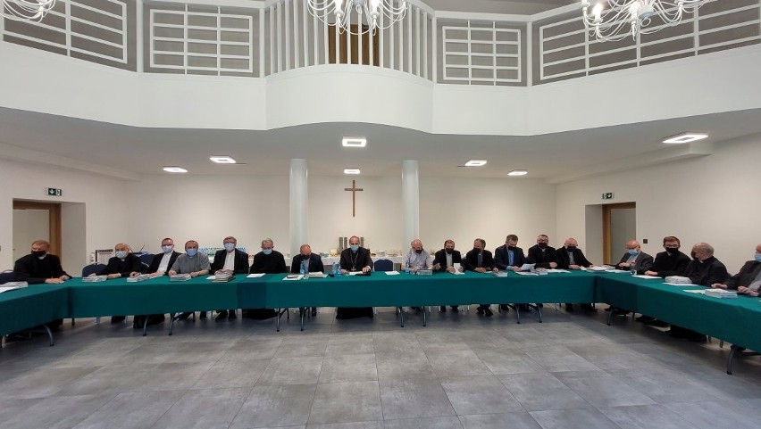 Biskup Grzegorz Kaszak wręczył wybranym księżom nominacje...