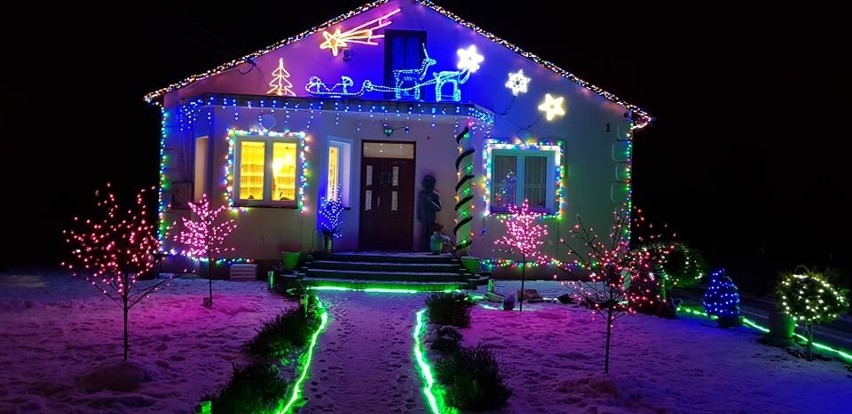 Wspaniale oświetlony dom w Bęczkowie budzi zachwyt. Wyjątkową świąteczną iluminację przyjeżdża obejrzeć wiele osób. Zobacz zdjęcia