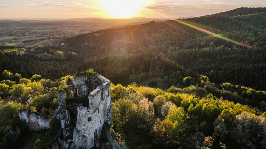 Przepiękny zachód słońca na zamku Kamieniec w Odrzykoniu.