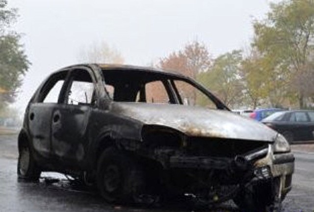 Opel stanął w płomieniach.