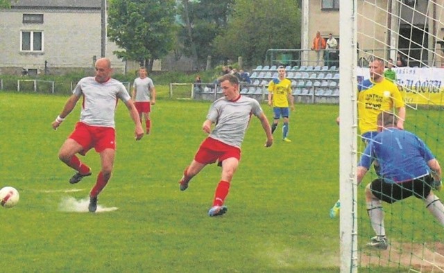 Mateusz Pindral (z lewej) zdobywa trzecią bramkę dla Nidzianki Bieliny w meczu ze Stalą w Kunowie. Gospodarze przegrali to spotkanie 1:3. Zespół z Bielin nadal liczy się w walce o awans. 