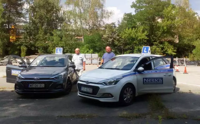 Marek Neska (z lewej), założyciel szkoły i jego syn Konrad prezentują flagowe Hyundaie i20. Na takich autach zdaje się później egzamin w Ostrowcu albo w Radomiu.