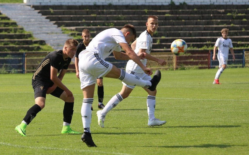 Piłkarze Górnika Zabrze (czarne stroje) byli najlepsi w...