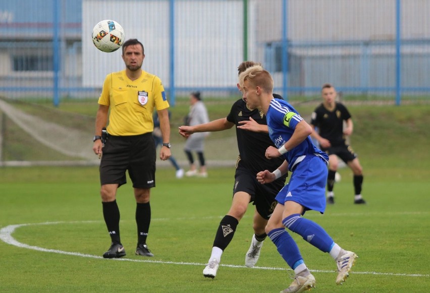 Piłkarze Górnika Zabrze (czarne stroje) byli najlepsi w...