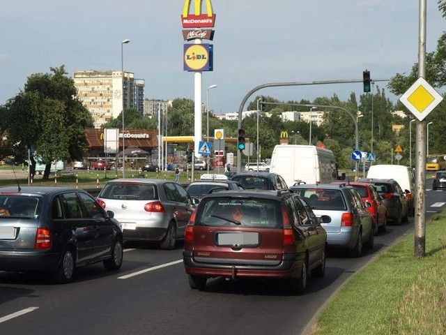 Przy skrzyżowaniu ulic: Armii Krajowej - Franciszkańskej - Niepodległości sygnalizacja świetlna działa cała dobę. 