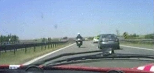 Autostrada A4. Policjant pędził przed sportowym samochodem prawie 200 km/h. 