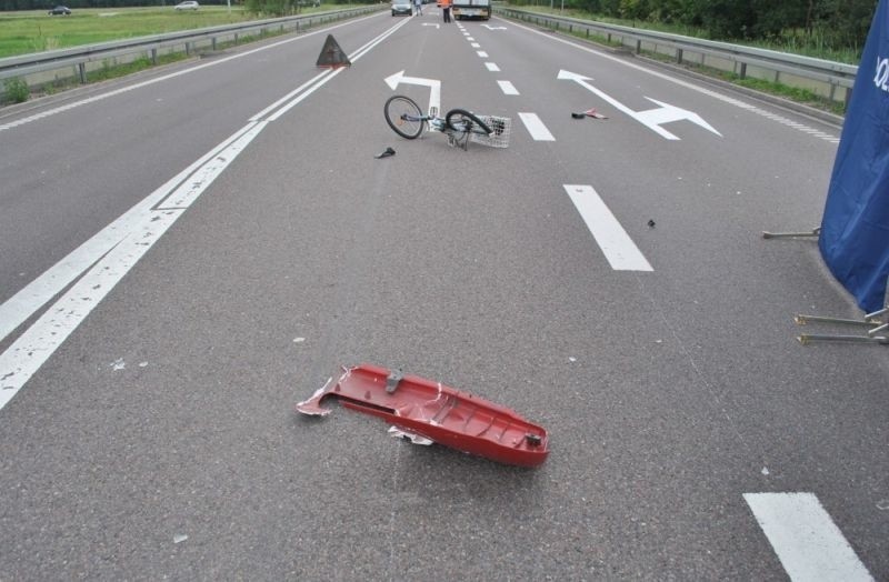 Niestety na skutek zderzenia rowerzysta zginął na miejscu.