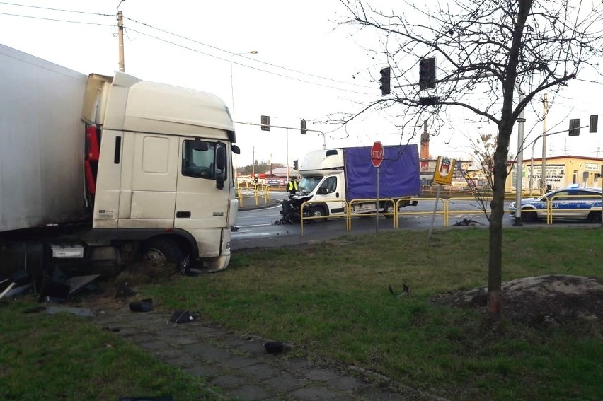 Wypadek w Lipnie. Osobowy peugeot uderzył w ciężarowego dafa