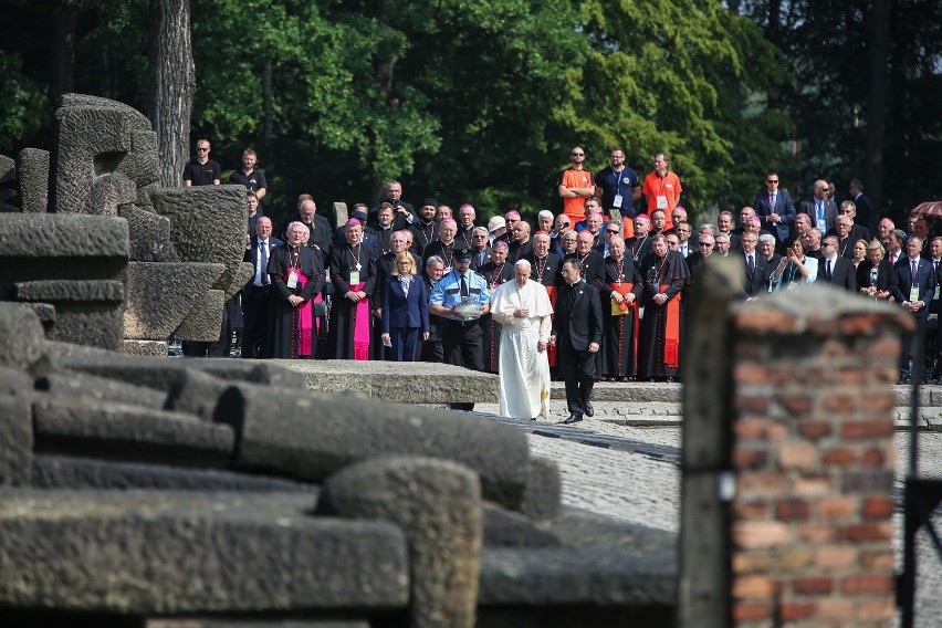 Papież Franciszek w Auschwitz: Panie, przebacz tyle okrucieństwa [ZDJĘCIA, WIDEO]