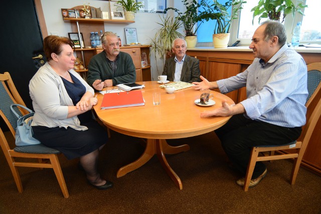 We wtorek w Starostwie Powiatowym w Opatowie odbyło się spotkanie organizacyjne z udziałem Bogusława Włodarczyka, starosty opatowskiego (pierwszy od prawej). W spotkaniu udział wzięli (od lewej): Halina Najmanowicz, wicedyrektor Liceum Ogólnokształcącego imienia Bartosza Głowackiego w Opatowie, Marek Gołasa, kierownik Wydziału Wydział Oświaty, Kultury, Kultury Fizycznej i Turystyki, Andrzej Zuzański, skrzypek i pedagog.