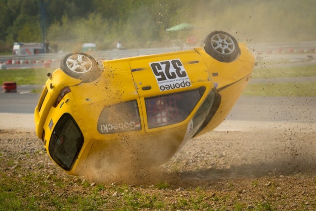 Po wizycie na Litwie, OPONEO Mistrzostwa Polski Rallycross powróciły na krajowe tory, by po raz drugi w tym sezonie odwiedzić Autodrom Słomczyn. Po miesięcznej przerwie zawodnicy byli głodni walki, a wyścigowy weekend obfitował w wiele spektakularnych wypadków, w których na szczęście ucierpiały tylko samochody. Najbardziej wyczekiwane przez kibiców wyścigi finałowe rozegrały się pod dyktando dominatorów: Łukasza Grzybowskiego w klasie Seicento, Łukasza Zolla w grupie SuperNationals i Tomasza Kuchara w SuperCars.Fot. Greg Rosłon