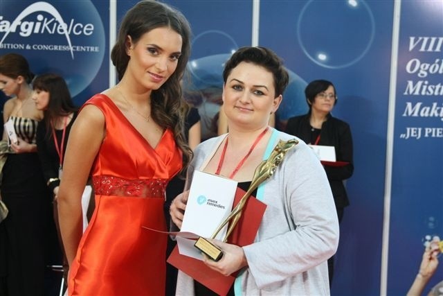Zwyciężczynią tej edycji VIII Ogólnopolskie Mistrzostwa Makijażu została wizażystka z Dąbrowy Górniczej Agnieszka Badura. Tu wraz zmodelką.