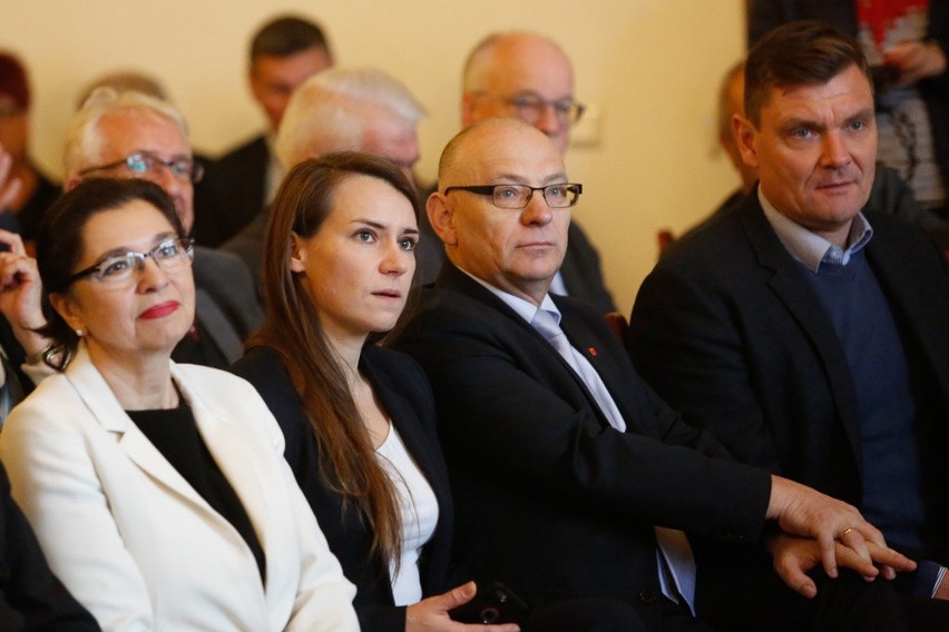 Sesja inauguracyjna Rady Miasta Gdańska. Prezydium wybrane, prezydent i radni złożyli ślubowanie, ale nie wszyscy [zdjęcia]