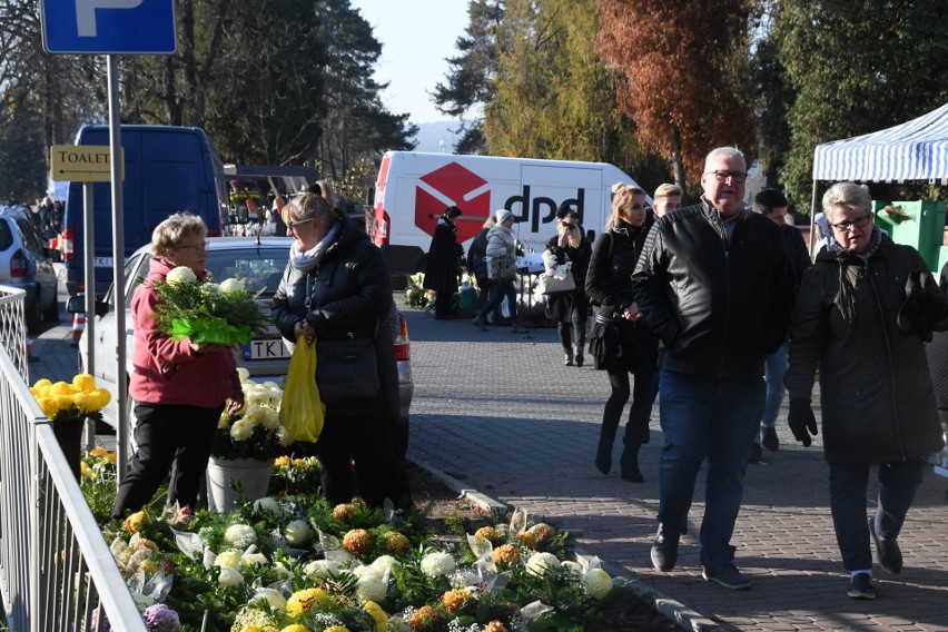 Wszystkich Świętych 2019 w Kielcach. Ruch na drogach wokół cmentarzy [RAPORT NA BIEŻĄCO, ZDJĘCIA, WIDEO]