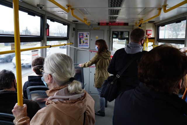 Tramwaj linii 17 - by uniknąć tłoku, MPK sprawdza sytuację w autobusach i tramwajach na bieżąco, by w razie potrzeby wysyłać dodatkowe pojazdy na linie