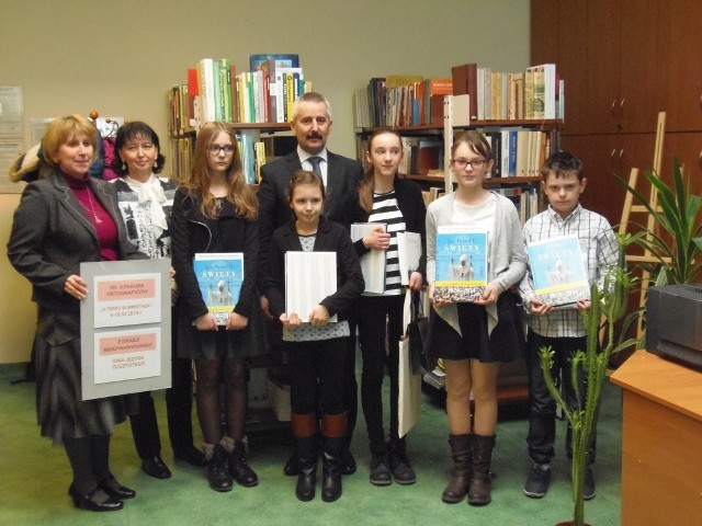 Natalia Hoppe wygrała konkurs ortograficznyNagrodzeni uczniowie z  burmistrzem , dyrektorką  biblioteki i bibliotekarką.