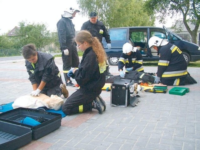 Pod okiem Weroniki Hoppe strażacy uczą się udzielać pierwszej pomocy