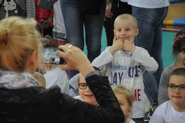 Sześciolatki z 15 częstochowskich przedszkoli uczestniczyły w sprawnościowej rywalizacji w Hali Sportowej Częstochowa. Celem Przedszkoliady była promocja aktywności ruchowej jako zdrowych i bezpiecznych form spędzania wolnego czasu oraz aktywizacji dzieci. Przedszkolaki rywalizowały w różnych sportowych konkurencjach grupowych. Były m.in. biegi z przeszkodami, przejście przez szarfę, toczenie i podawanie piłki, „celne oko” czy układanie woreczków. Na małych sportowców czekali również częstochowscy policjanci oraz pies Sznupek, którzy przygotowali konkurs na temat bezpieczeństwa