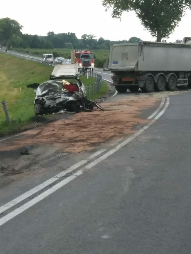 Śmiertelne zderzenie osobówki z ciężarówką na trasie w Przylocie.