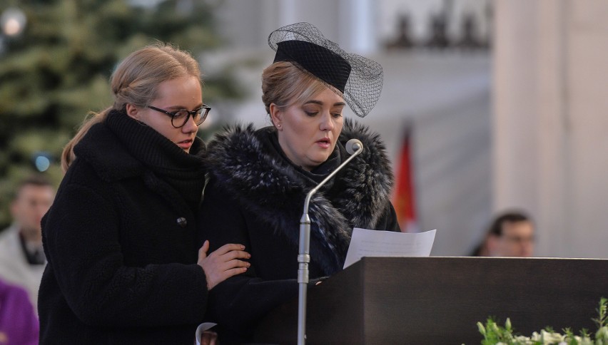 Magdalena i Antonina Adamowicz żegnają się z Pawłem Adamowiczem. "Opiekuj się nami i całym Gdańskiem tam w niebie" 