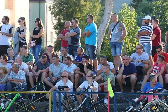 Mecz wzbudził ogromne emocje. Na stadionie w Wojciechowicach pojawiły się tłumy ludzi.