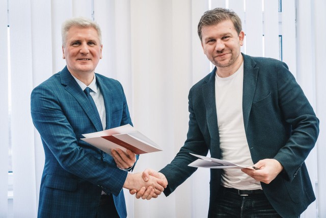dr hab. Dariusz Surowik (z lewej) -  rektor Państwowej Wyższej Szkoły Informatyki i Przedsiębiorczości w Łomży podpisał list intencyjny z przedstawicielem firmy Phoenix System