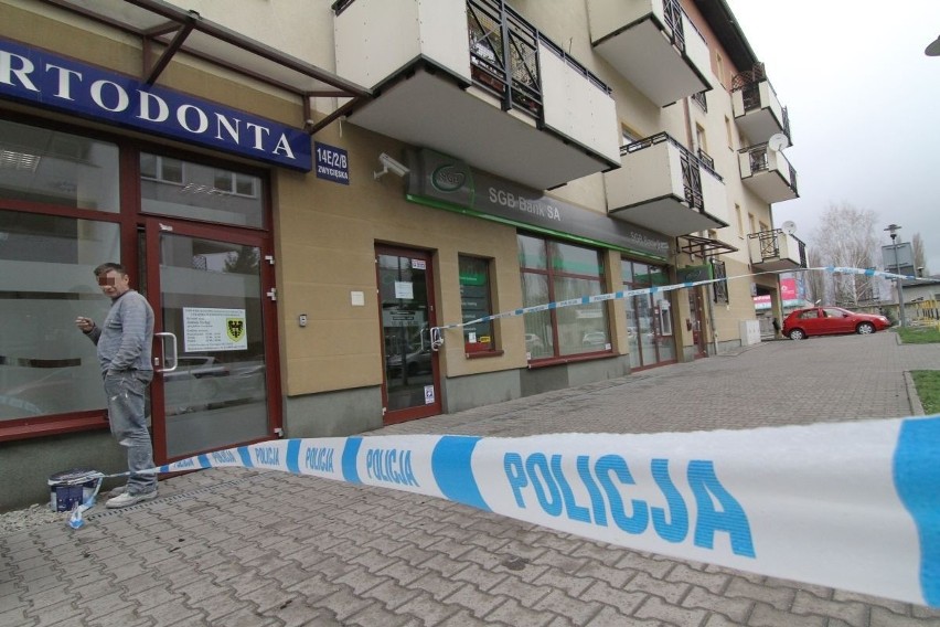 Napad na bank we Wrocławiu. Bandyta uciekł z pieniędzmi [ZDJĘCIA]